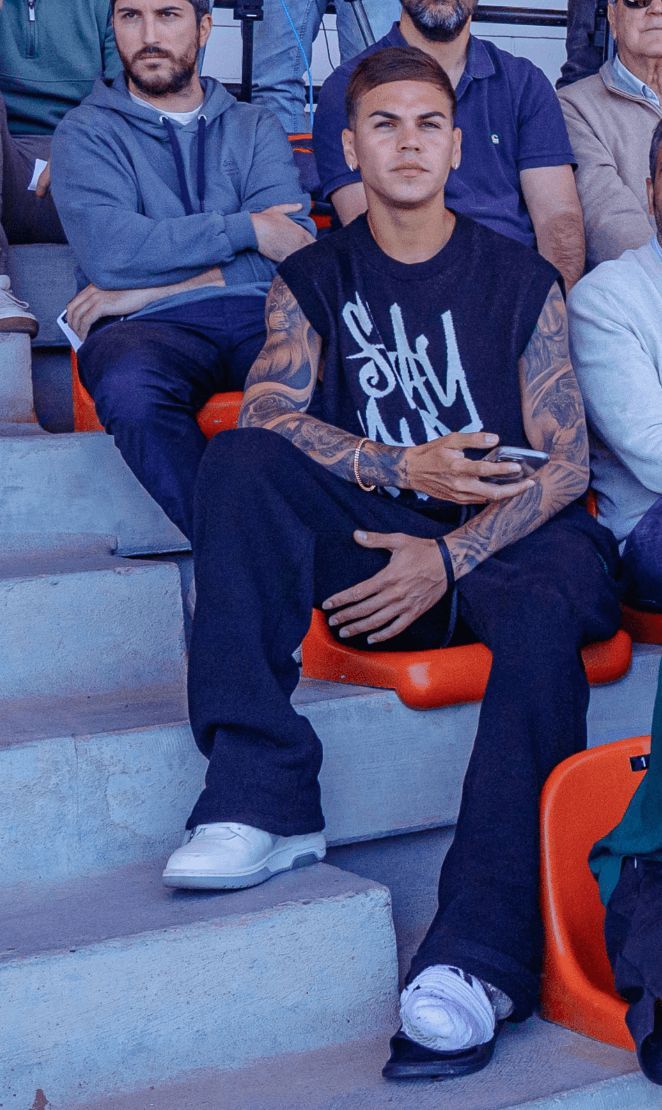 Enzo Barrenechea y su pie izquierdo vendado y con hielo