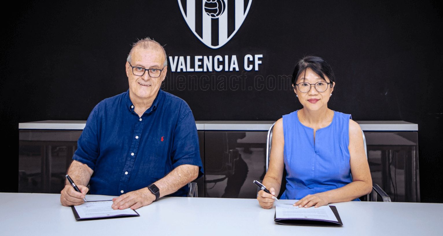 Federico Sagreras y Layhoon Chan; presidente de la Agrupación de Peñas y del Valencia CF