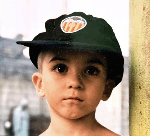  Ferran Torres de pequeño con una gorra del Valencia CF.