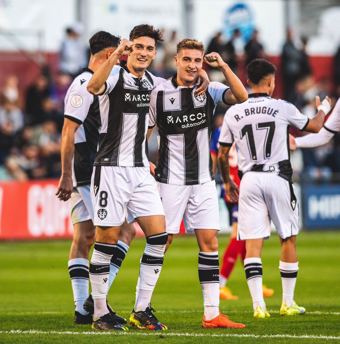  Pepelu y Cantero celebran un gol al Olot.