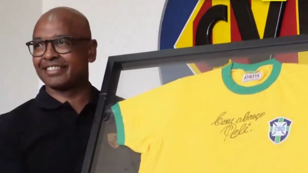  Marcos Senna, con la camiseta de Pelé, en la visita del Villarreal a Brasil (captura twitter Villa