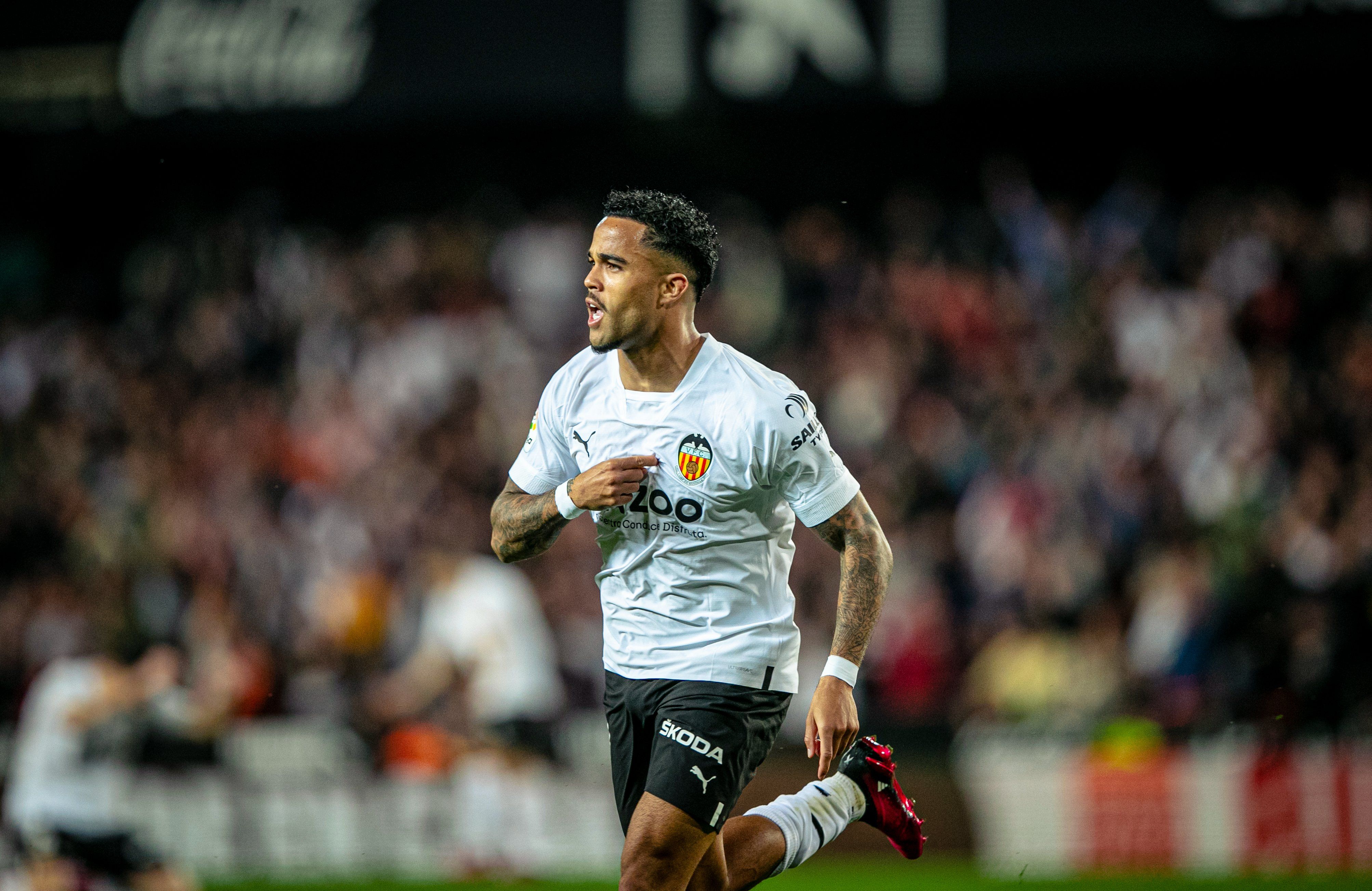  Kluivert celebra el gol contra CA Osasuna