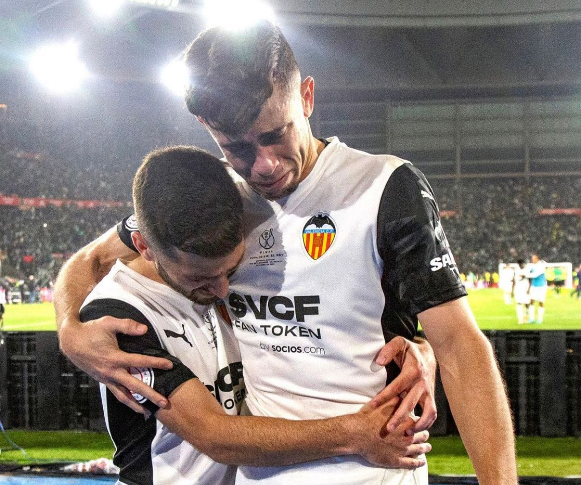 Gabriel Paulista entre lágrimas abraza a Gayà