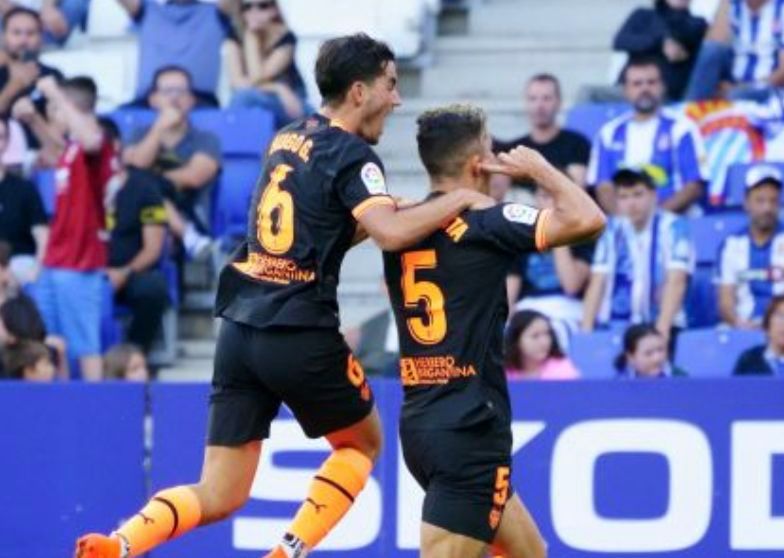  Gabriel se tapa los oídos