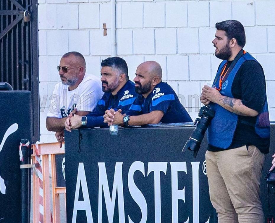  Gattuso viendo al filial junto a Javi Moreno