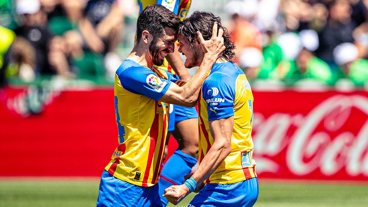 Gayà abraza a Cavani en la victoria del Valencia CF
