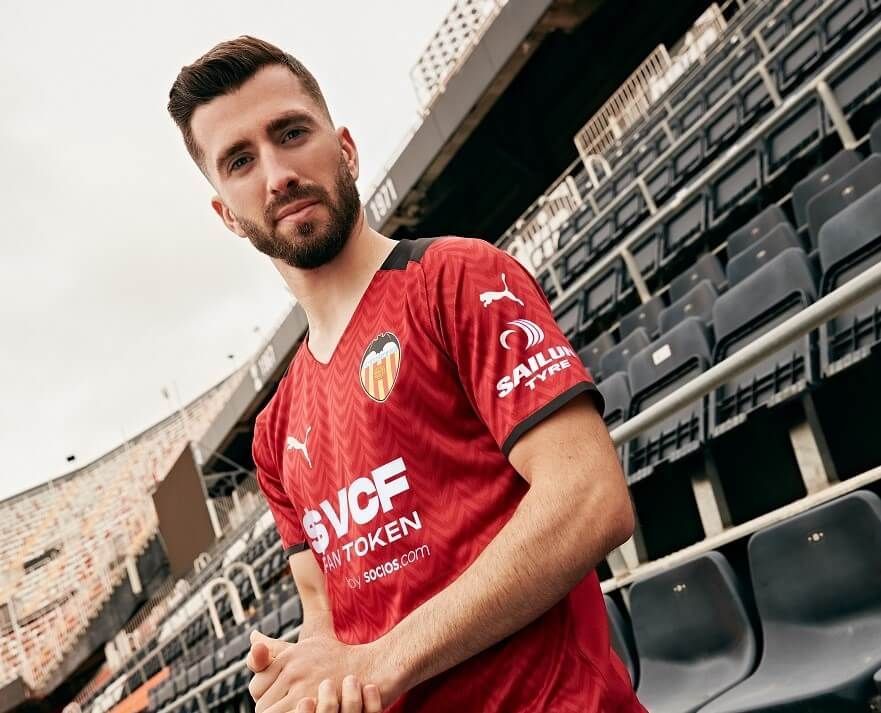 Gayà con el Rojo Torino de la 2021-22