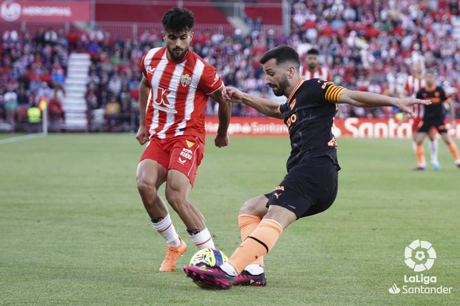  Gayà, durante el Almería-Valencia.