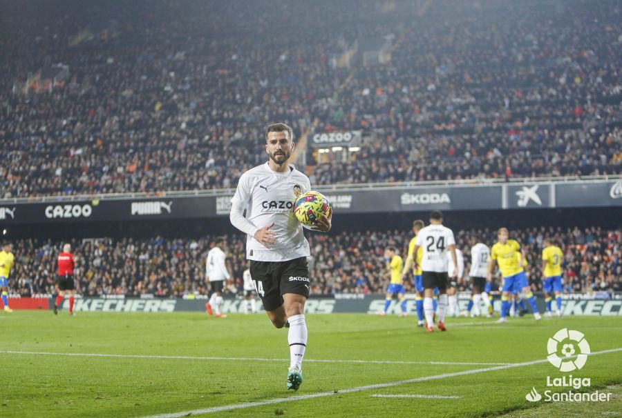  Gayà, durante el Valencia-Cádiz.