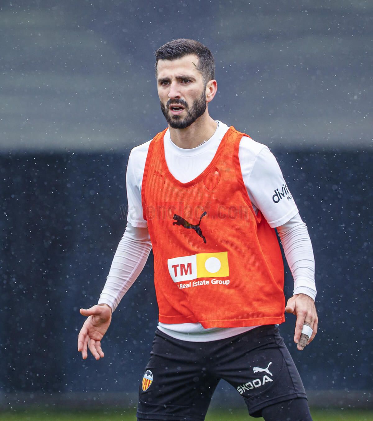 Gayà entrena bajo la lluvia con un vendaje en su dedo