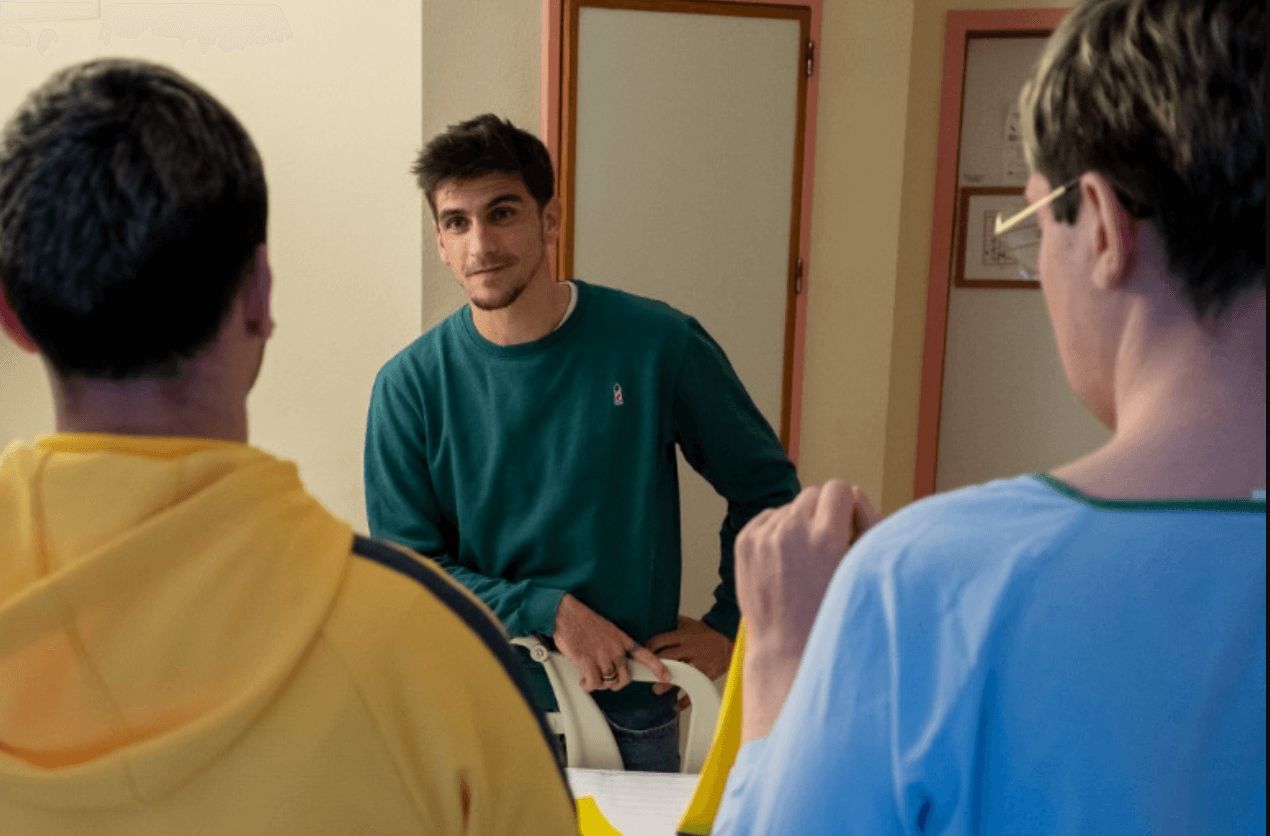  Gerard Moreno visita a los aficionados agredidos en el hospital