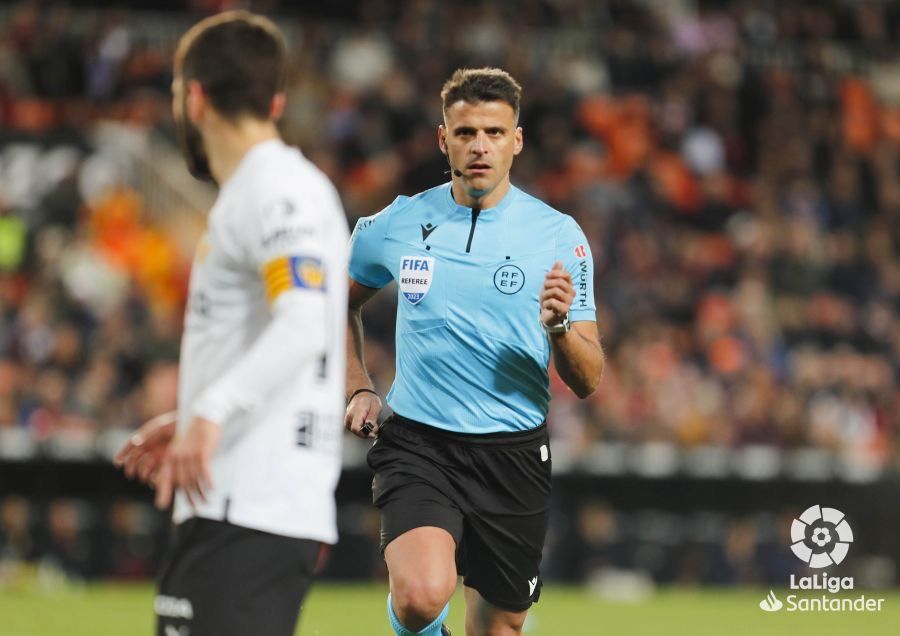  Gil Manzano, durante el Valencia-Almería.