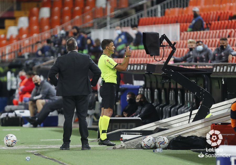 Gil Manzano revisa una acción en el VAR.