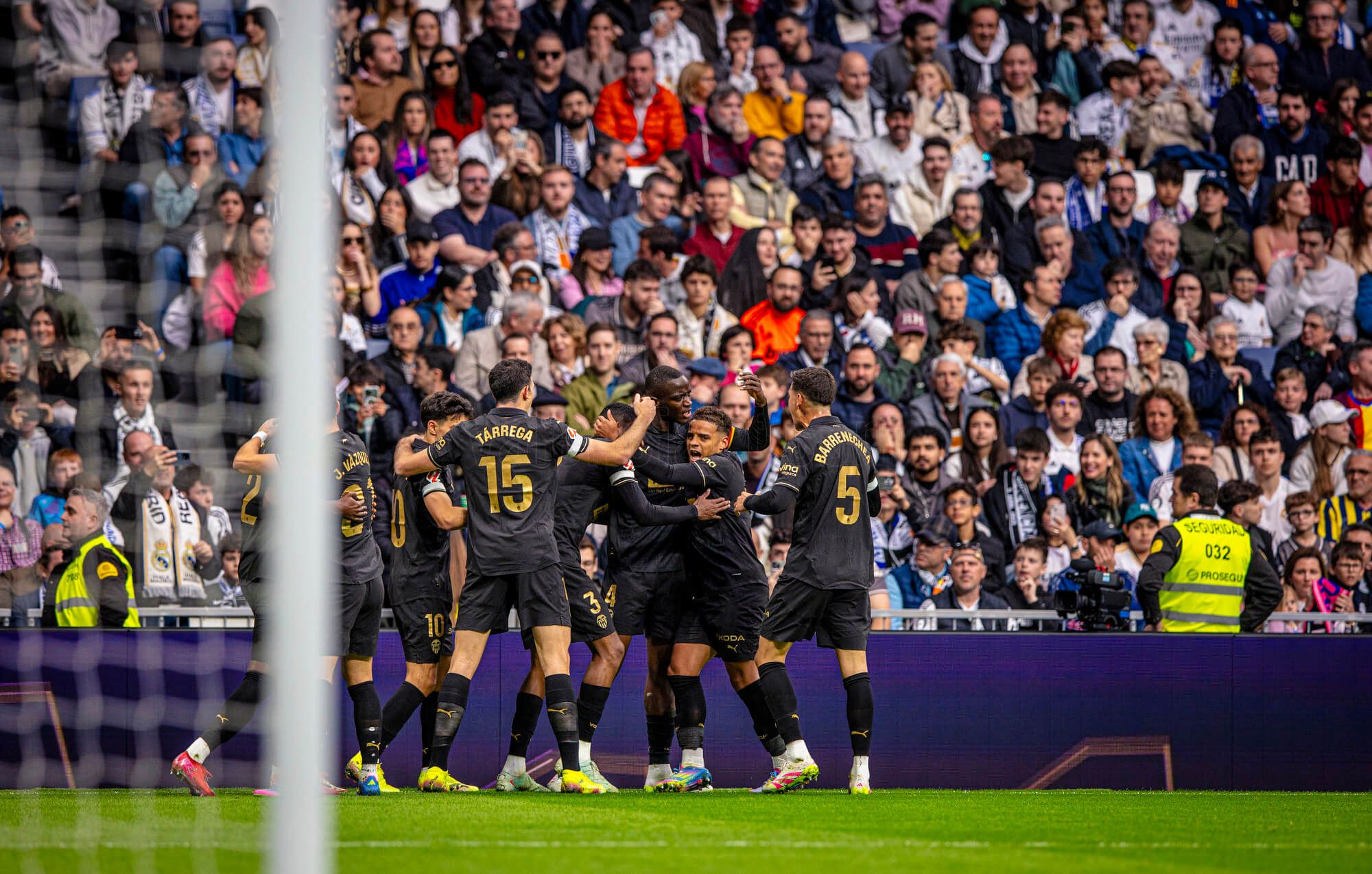  Los jugadores del Valencia celebran el gol de Diakhaby
