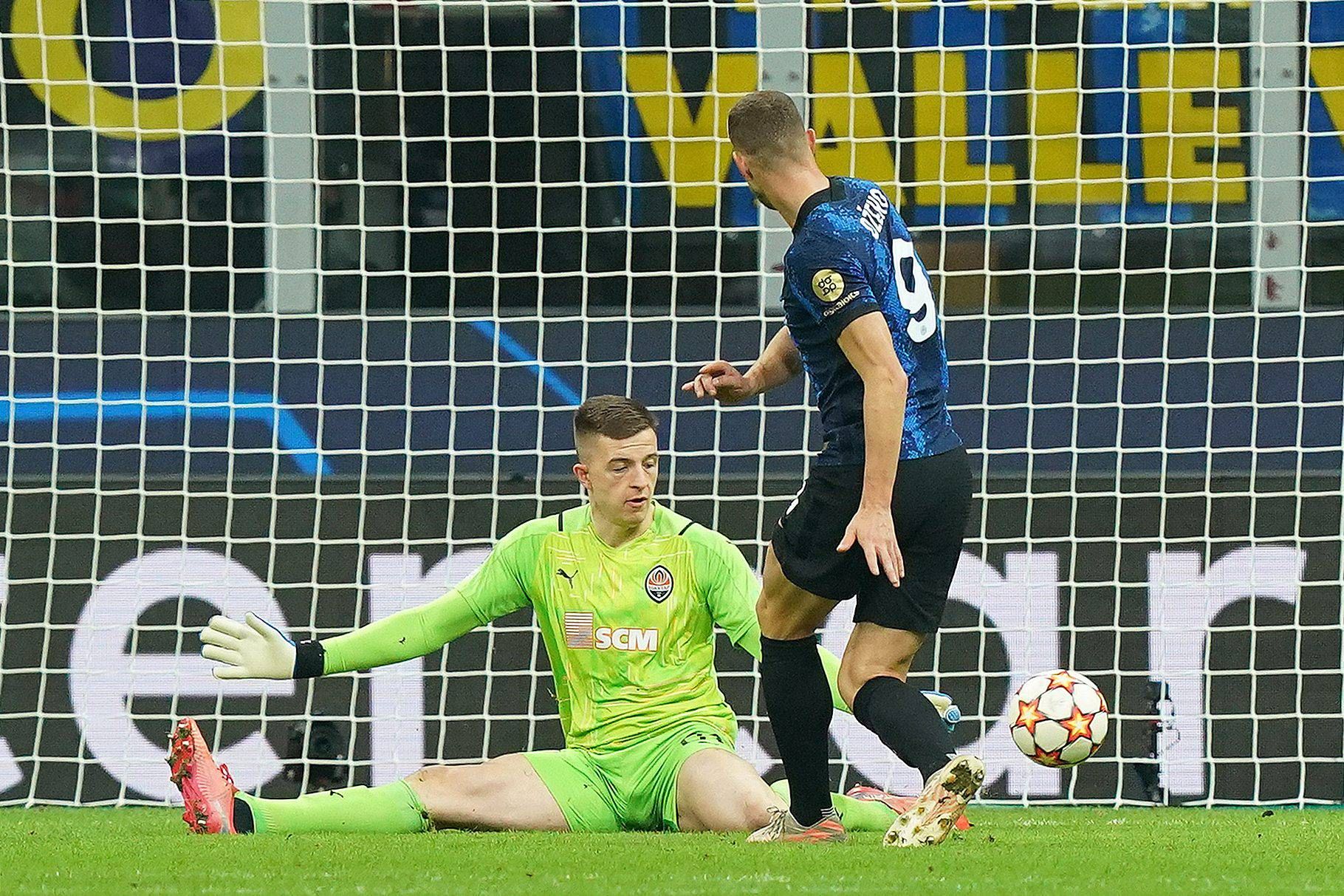  Gol de Dzeko en el Inter-Shakhtar (FOTO: Cordón Press).