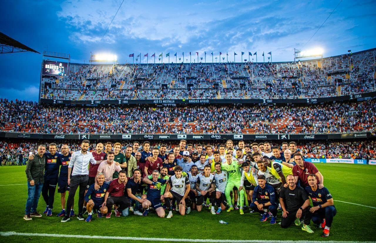 La plantilla del Valencia CF ya posó como despedida en Mestalla