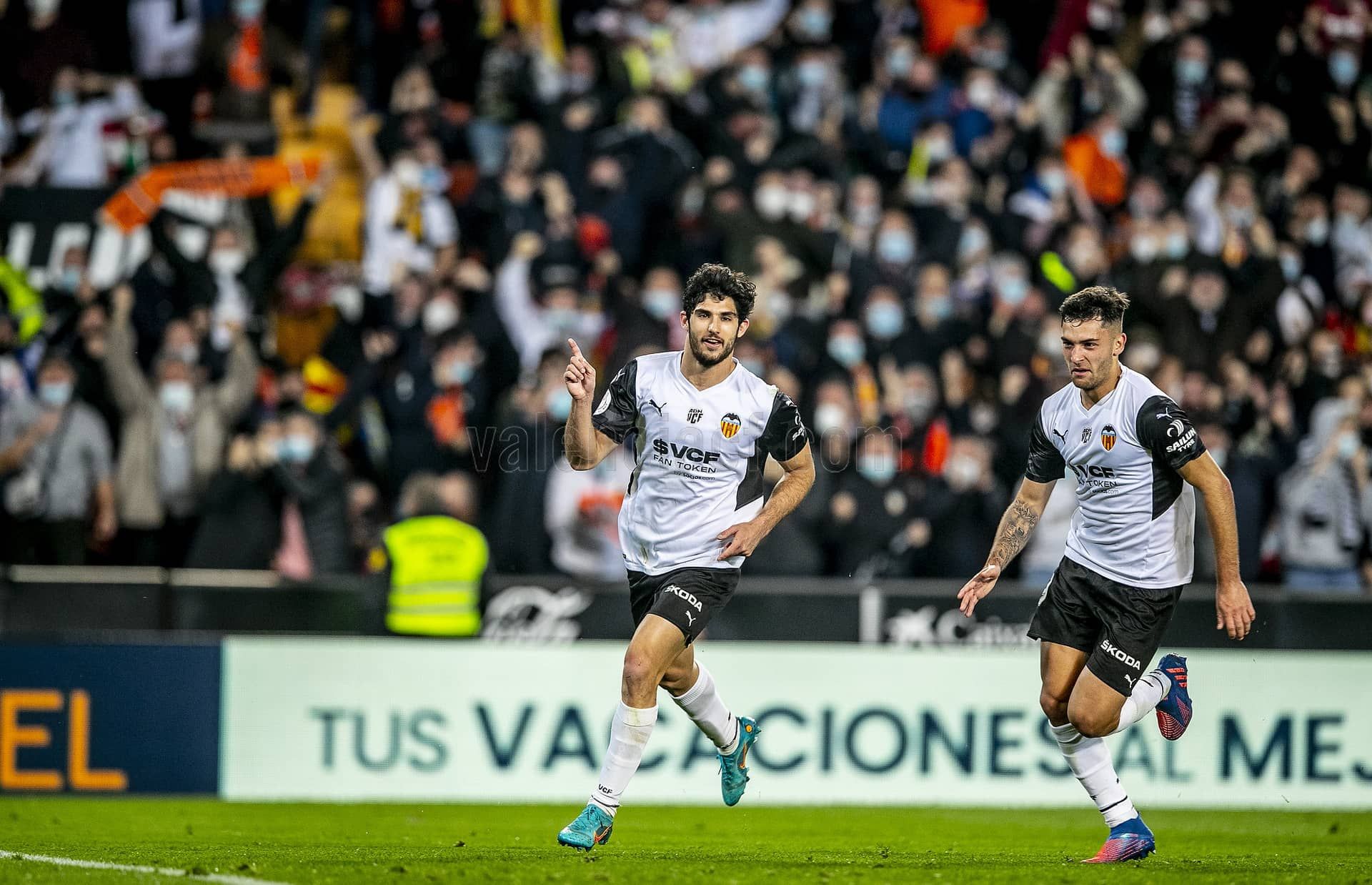  Guedes celebra un gol en Mestalla