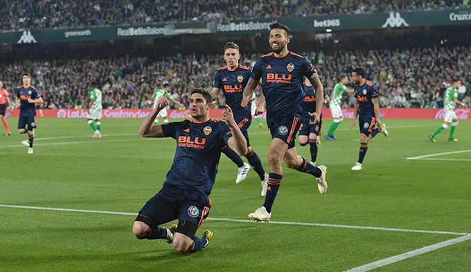 Guedes celebra uno de los goles del Valencia CF en el Villamarín.