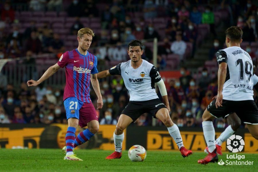  Guillamón presiona a De Jong durante el Barça-Valencia.