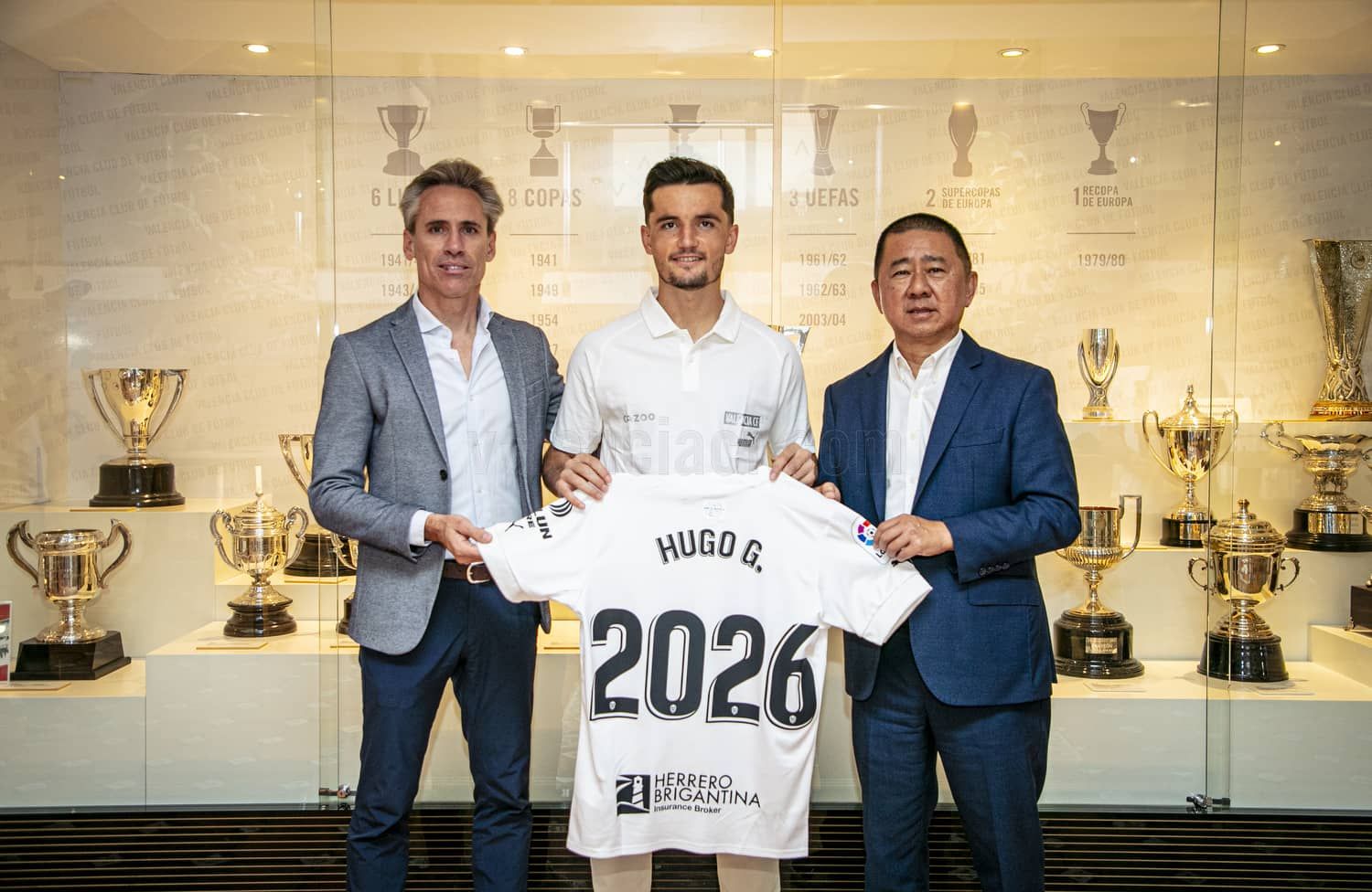 Guillamón renueva hasta 2026. Posa con Corona y Kim Koh, de vuelta en la ciudad