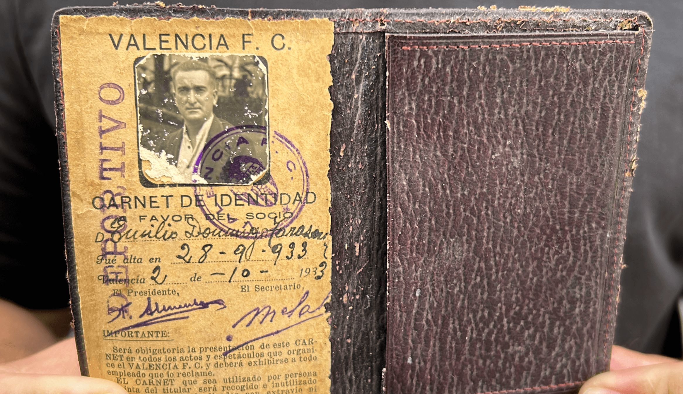  Héctor Serra muestra el carnet de socio del Valencia CF de su bisabuelo