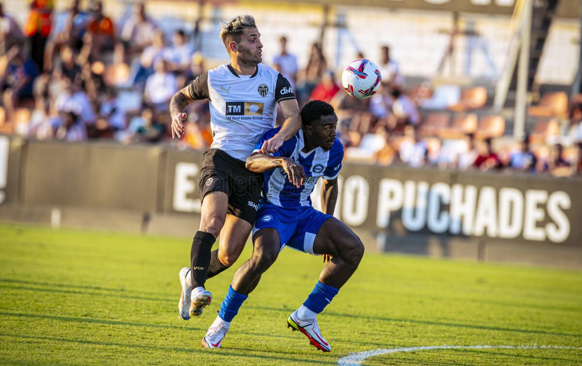  Hugo Duro ante el Alavés