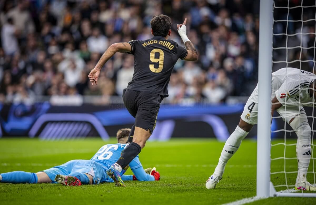  Hugo Duro celebra su gol en el Bernabéu, puede ser titular en el Rayo Vallecano - Valencia CF
