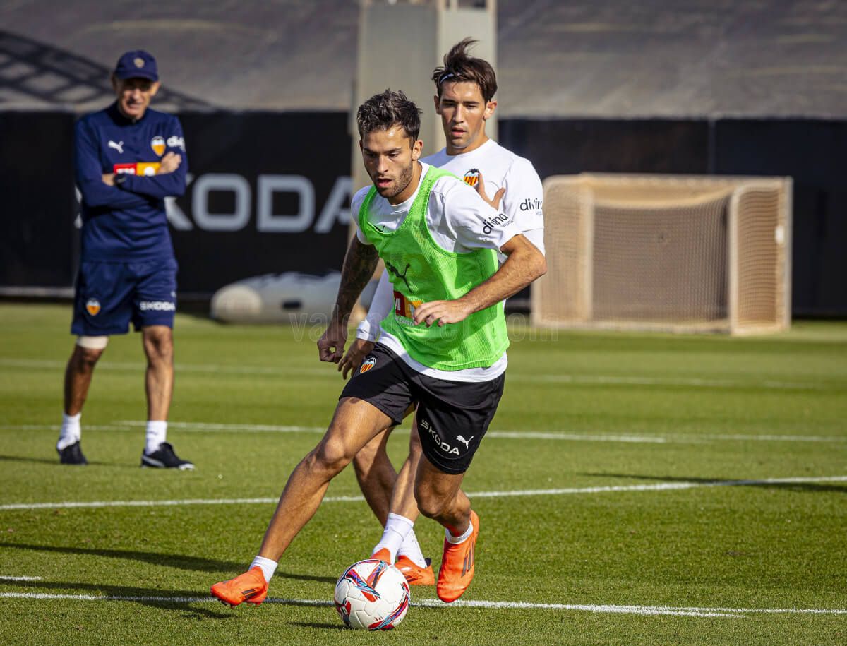  Hugo Duro y Jesús Vázquez, en un entrenamiento del Valencia CF.