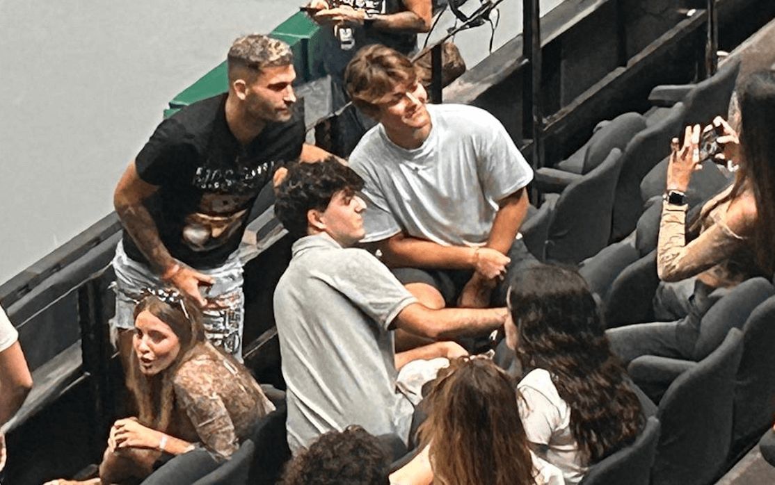  Hugo Duro y a su izquierda su esposa Nerea Martí, a escasos metros de Marcelino