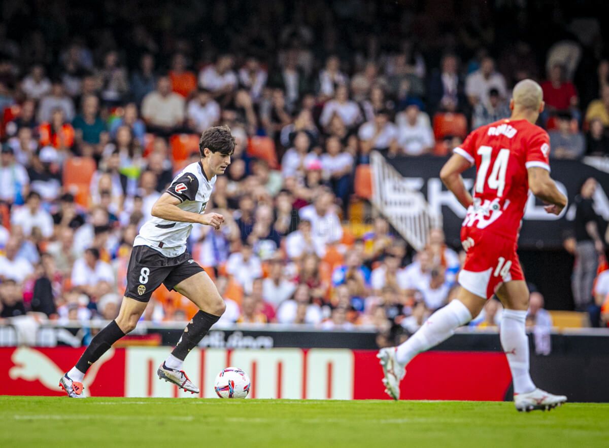  Javi Guerra, ante el Girona FC.