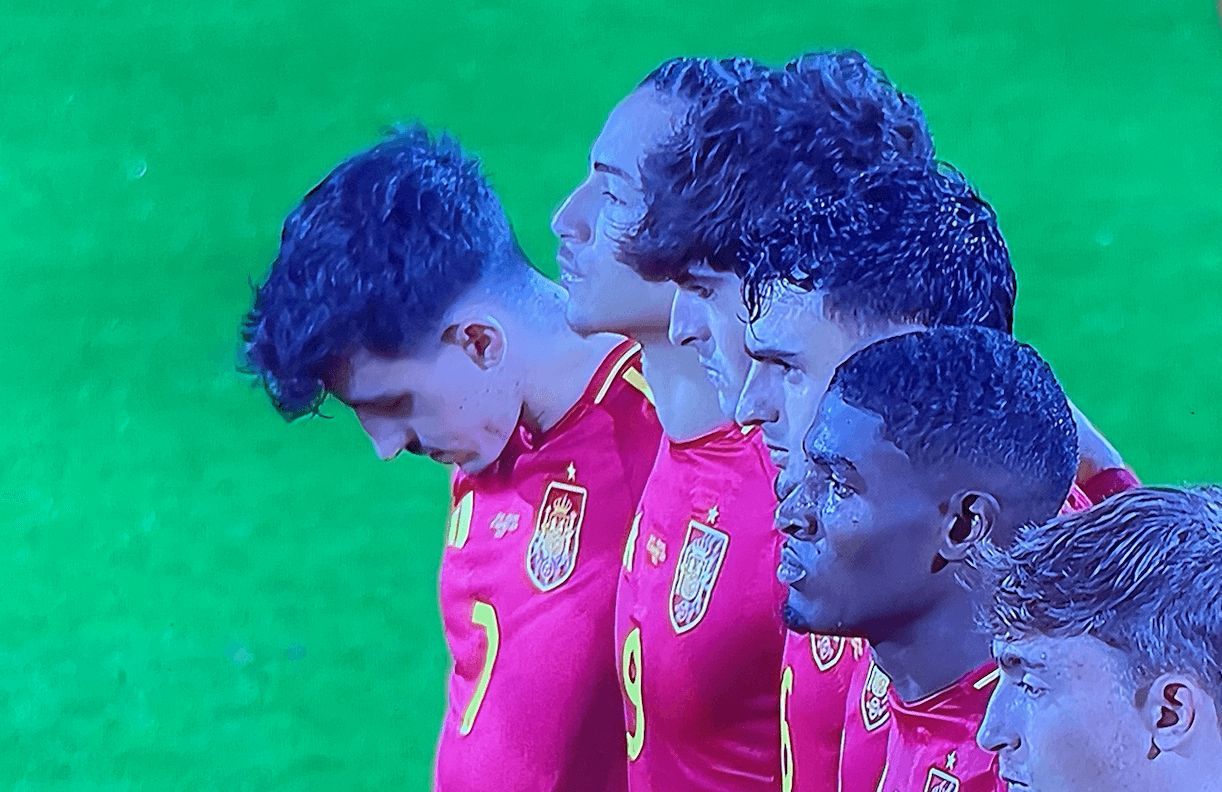 Javi Guerra, Cristhian Mosquera y Diego López, en el minuto de silencio (Foto: captura teledeporte