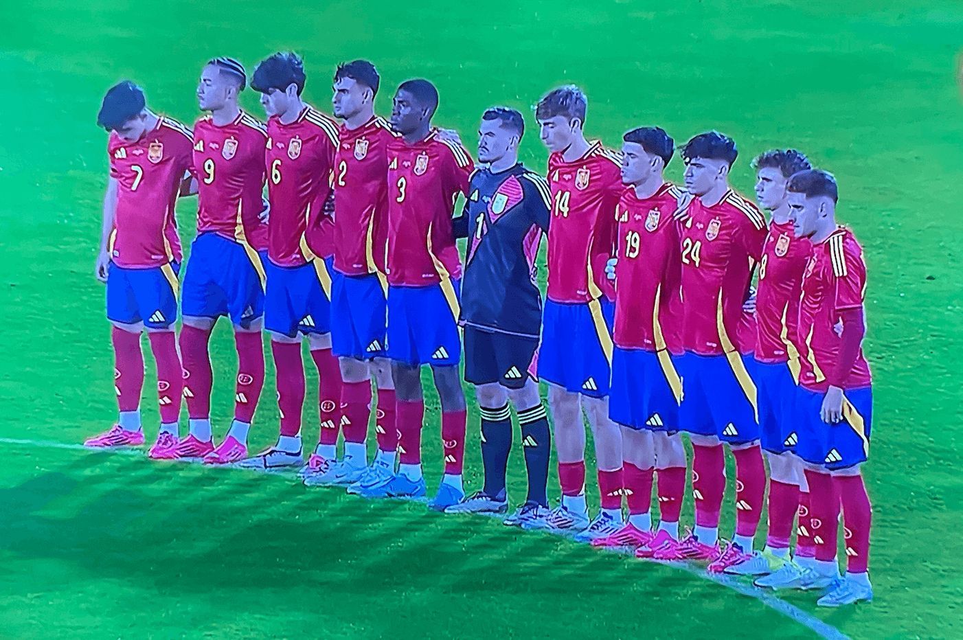 Javi Guerra, Cristhian Mosquera y Diego López, en el minuto de silencio