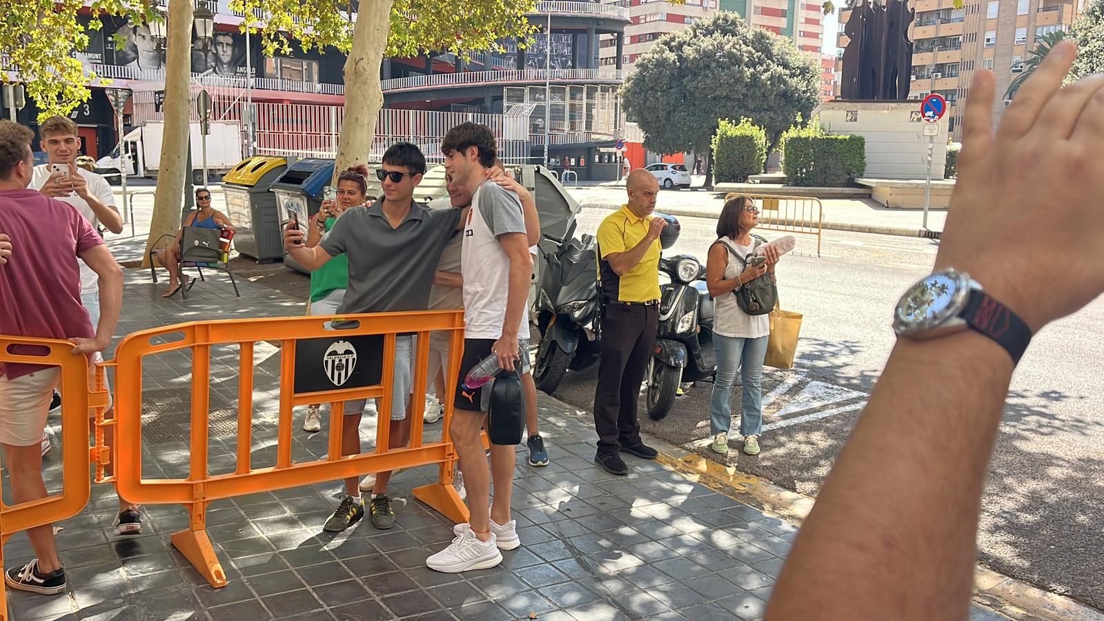 Javi Guerra posa con unos aficionados.