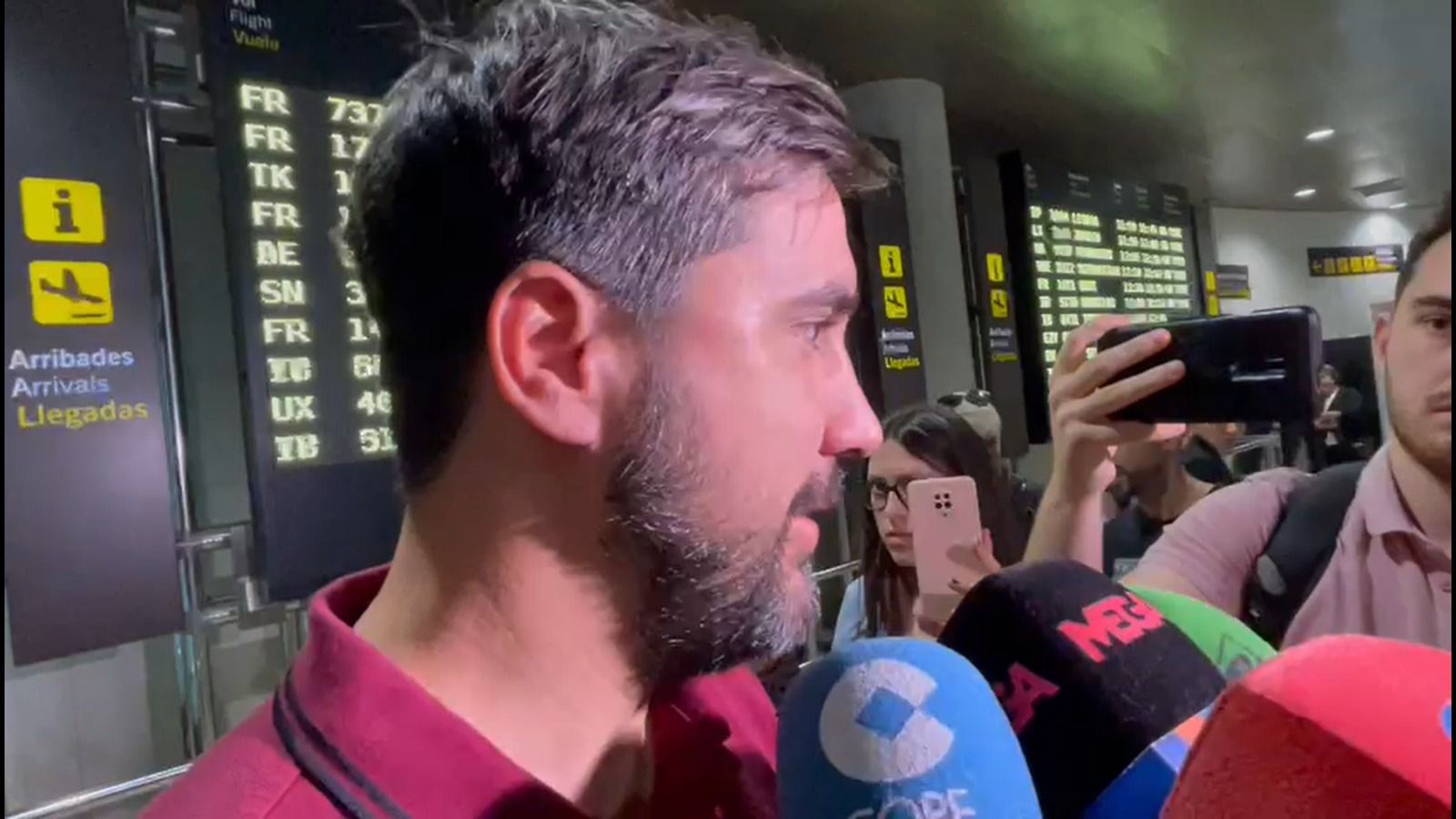  Javier Solís llega al aeropuerto tras el viaje a Singapur. para reunirse con Peter Lim.