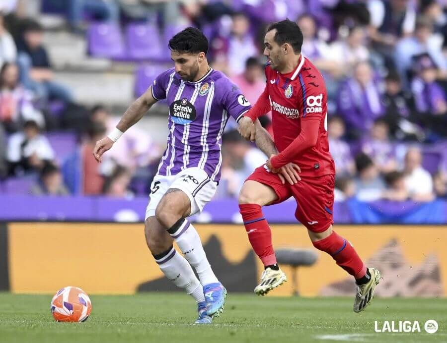 Juanmi encima a Cömert.