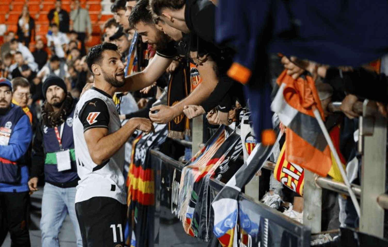 Rafa Mir, en la bronca de Mestalla tras el Valencia CF - Rayo Vallecano