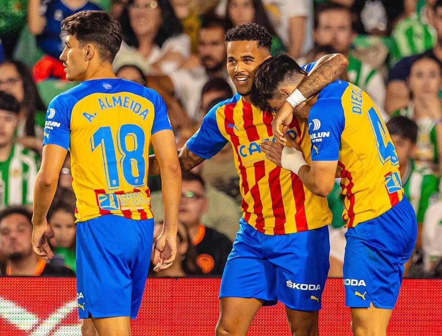  Justin Kluivert ante el Real Betis