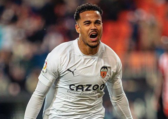  Justin Kluivert celebra su gol al Almería.