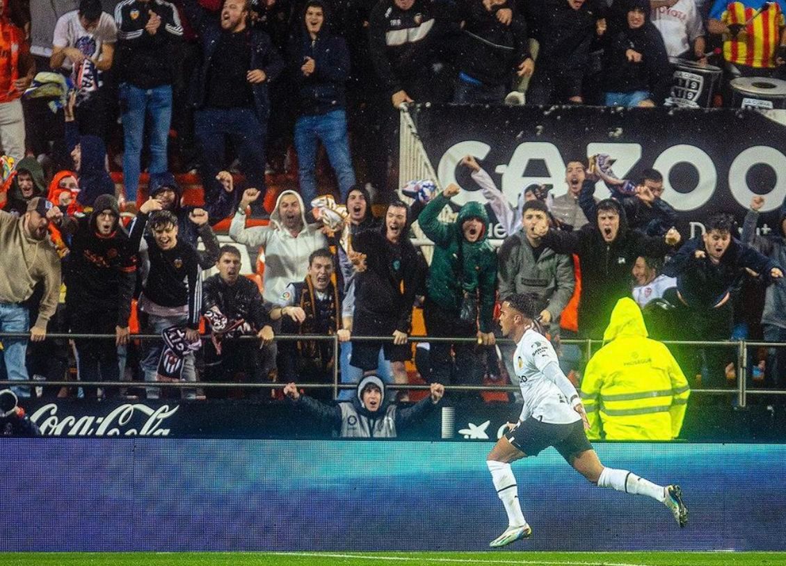  Kluivert celebra el 3-0 ante el Betis ante Mestalla.