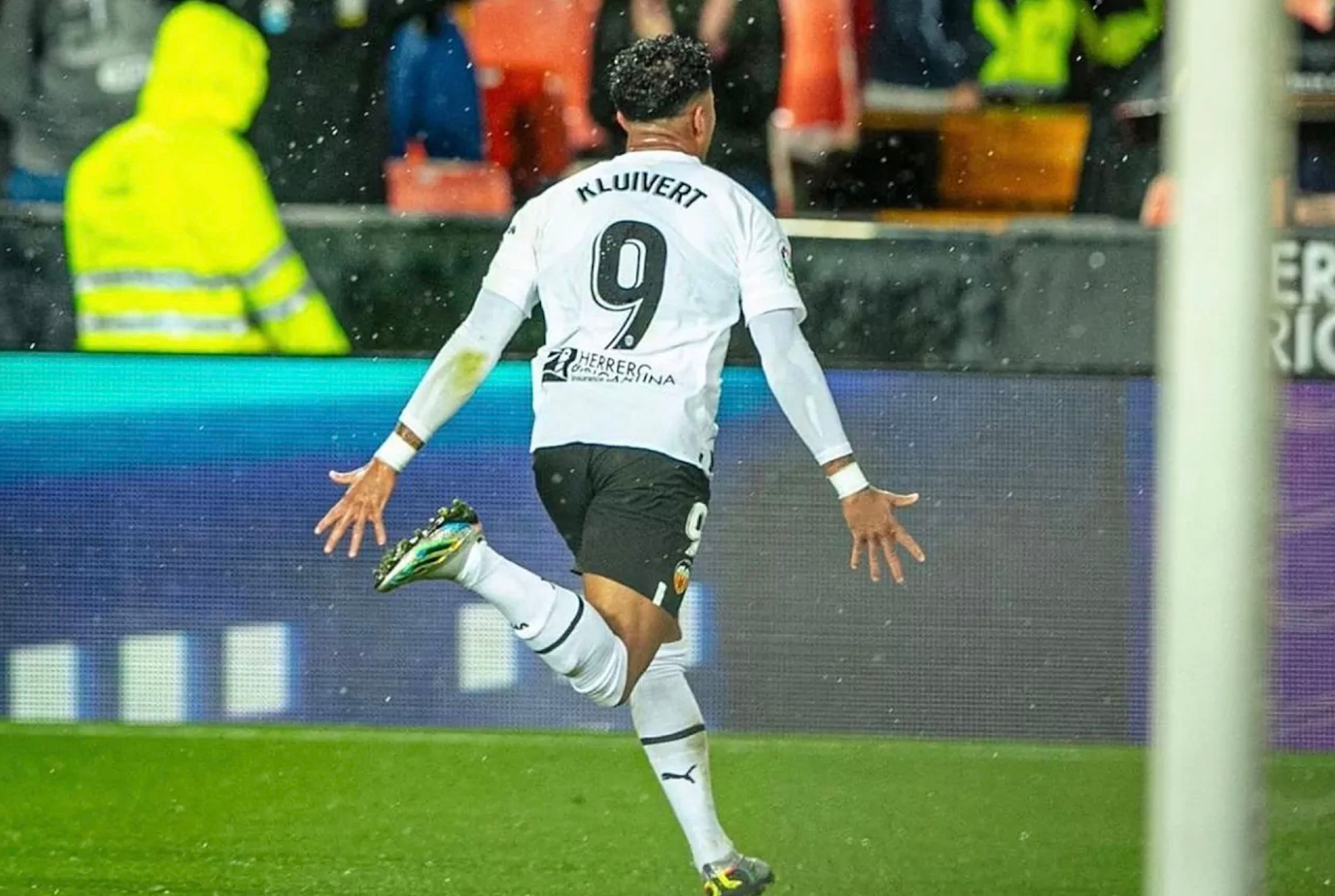 Kluivert celebra su gol ante el Betis.