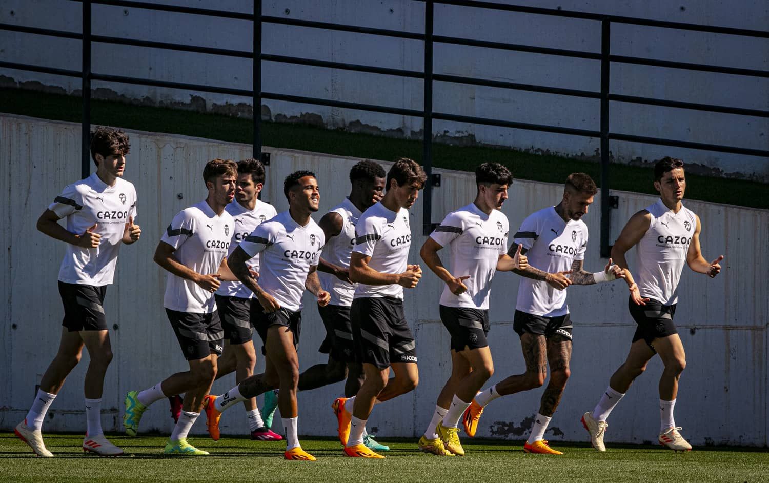  Kluivert en Paterna junto a sus compañeros