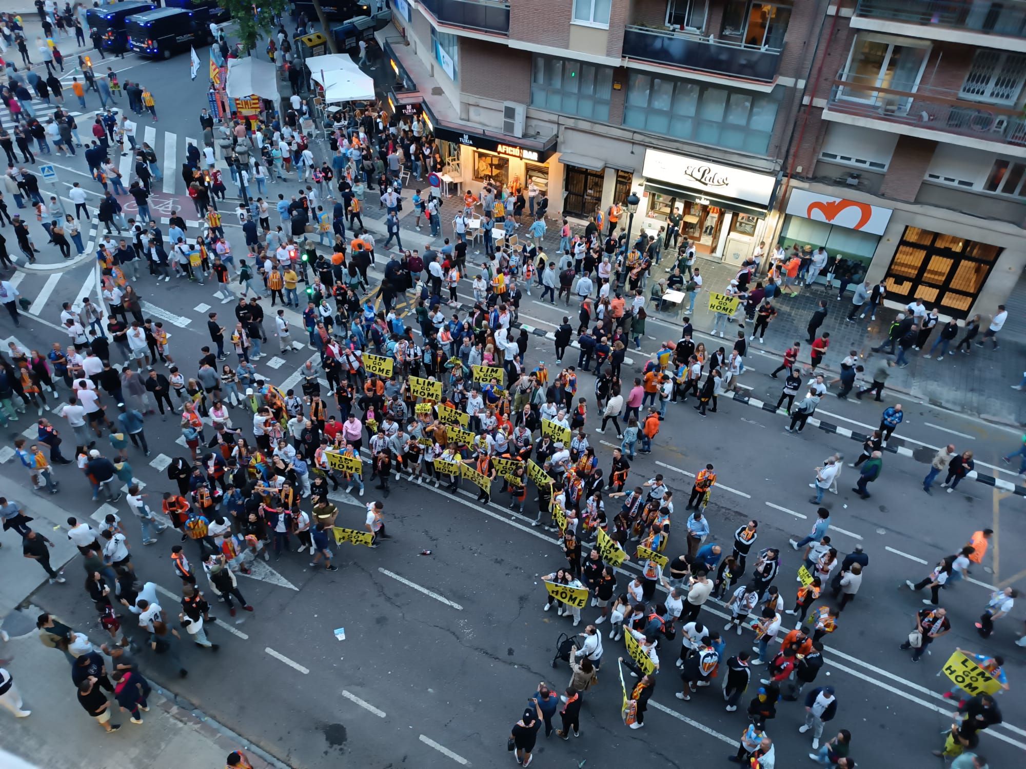  La afición del Valencia CF no olvida su otra lucha: clamor contra Peter Lim dentro y fuera de Mest