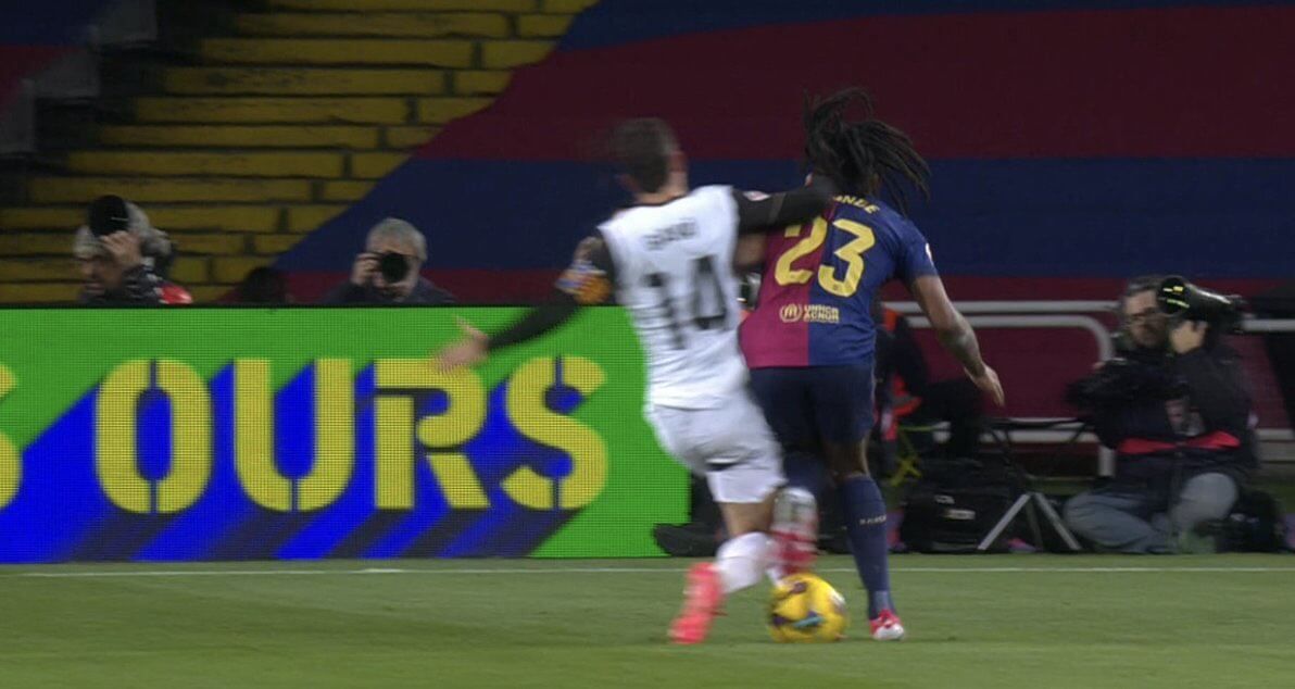  La falta pitada de José Luis Gayà a Jules Koundé contra el Barcelona