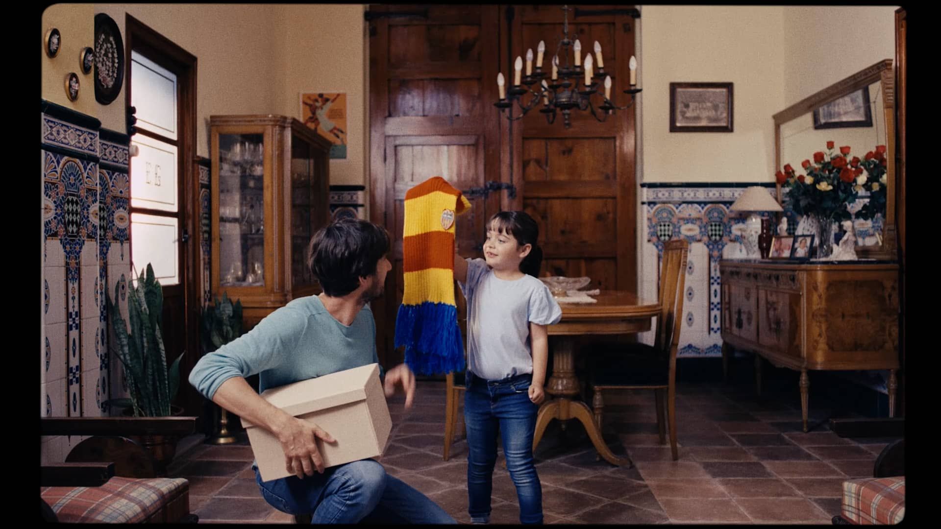  La imagen de la bufanda de lana con el cartel al fondo.