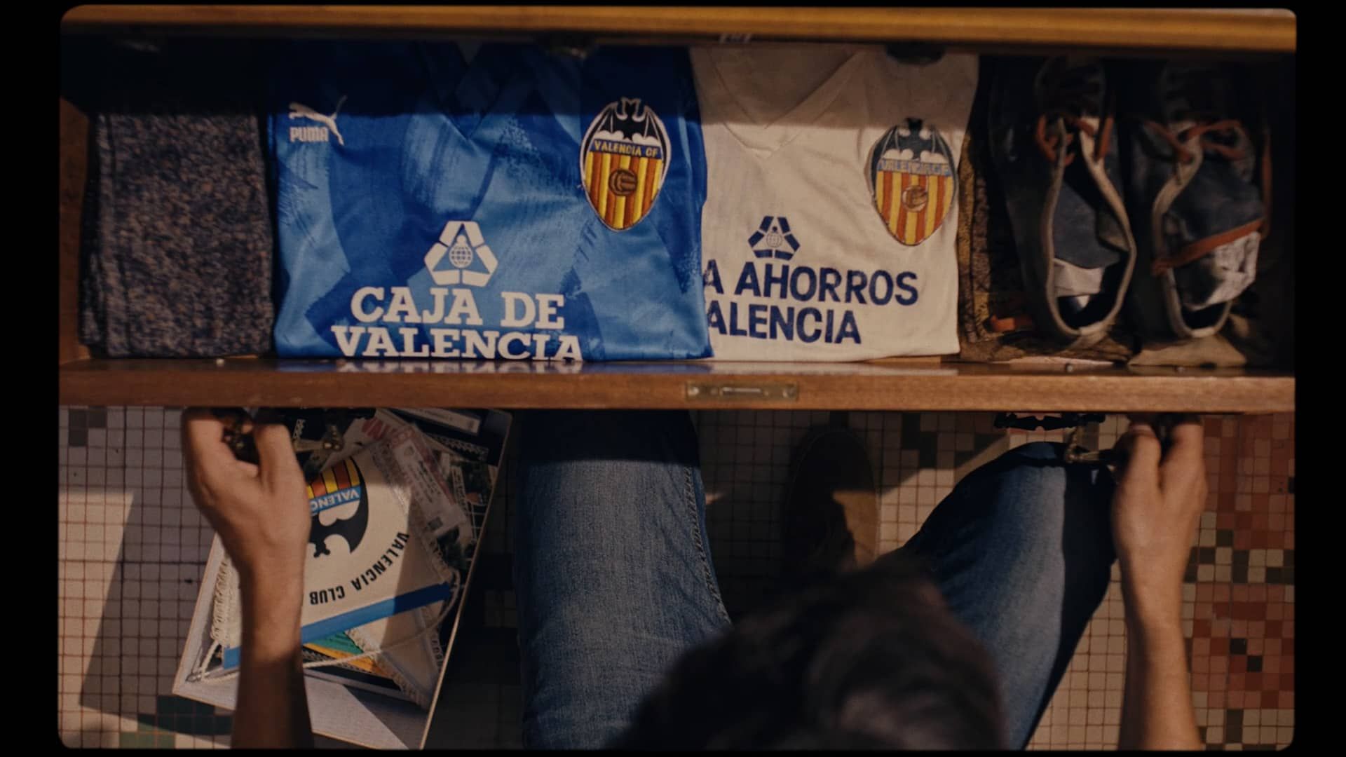  La imagen de las camisetas y botas clásicas.