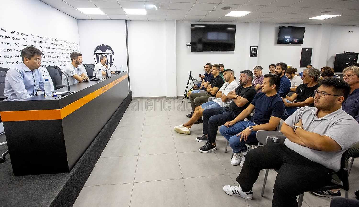  Gattuso en primera fila apoya a Gayà