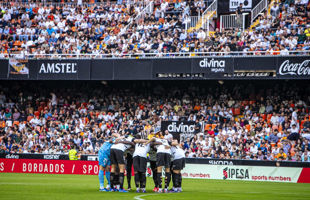  La piña antes del partido ante el Girona FC.