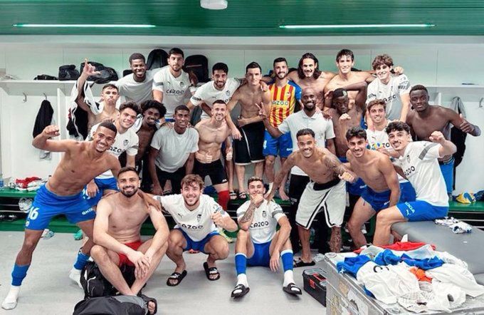 La plantilla del Valencia CF celebra en el vestuario la salvación.