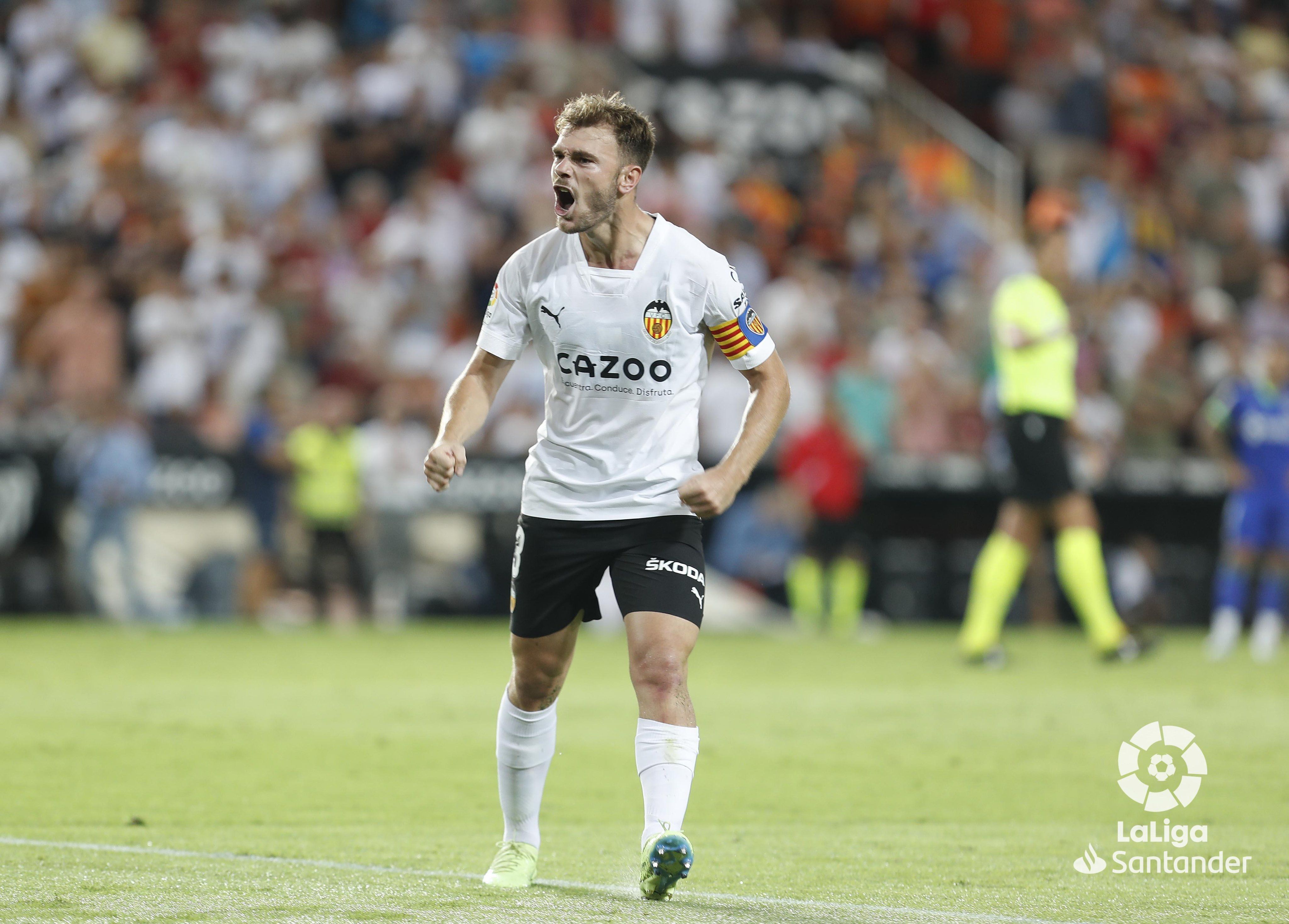 Lato con el brazalete y gol