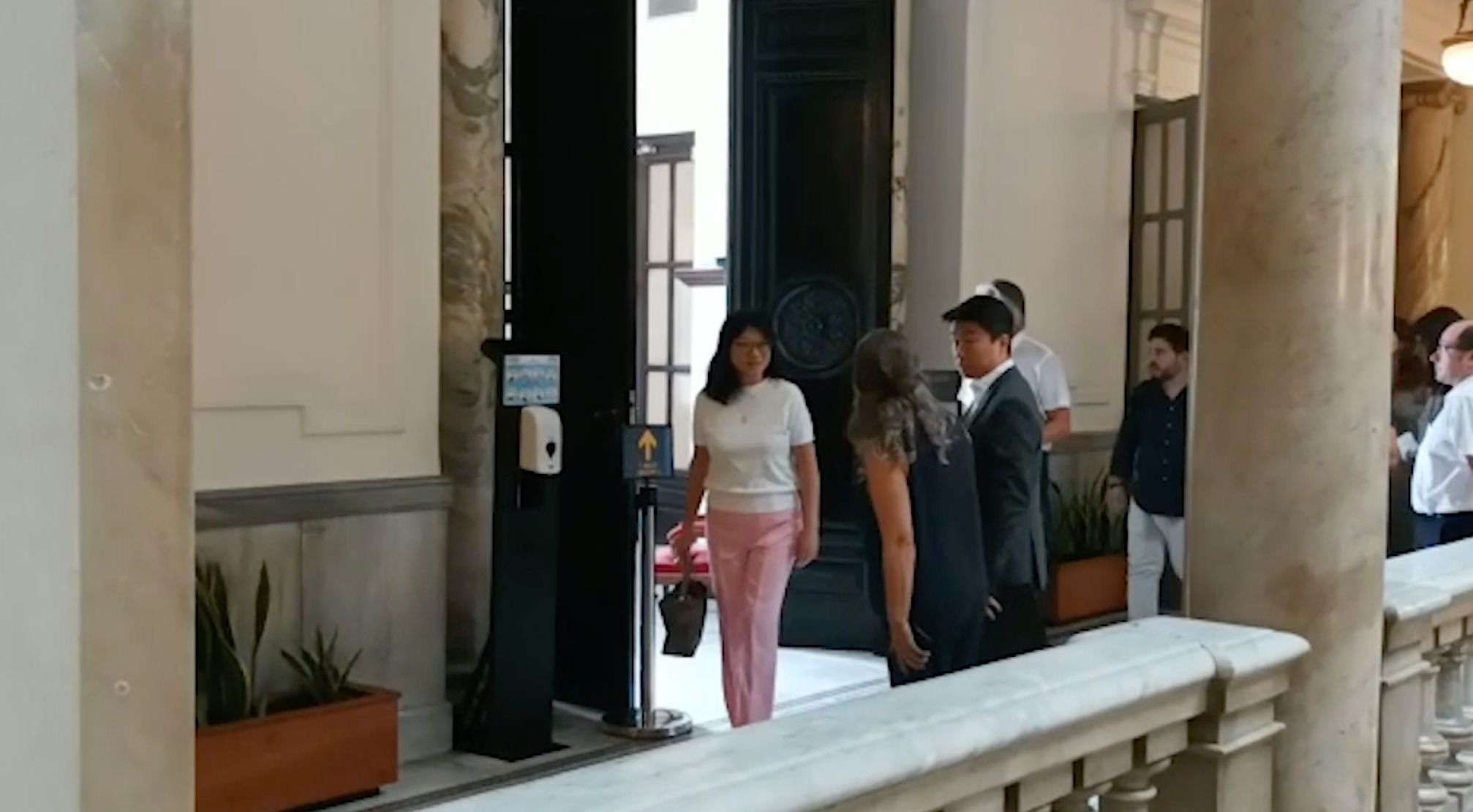  Layhoon llega al Ayuntamiento para la primera final del día por el Nou Mestalla